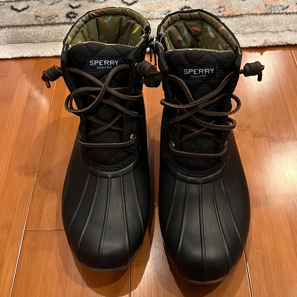 Never worn! SPERRY Saltwater Quilted Duck Boots Black - Size 8